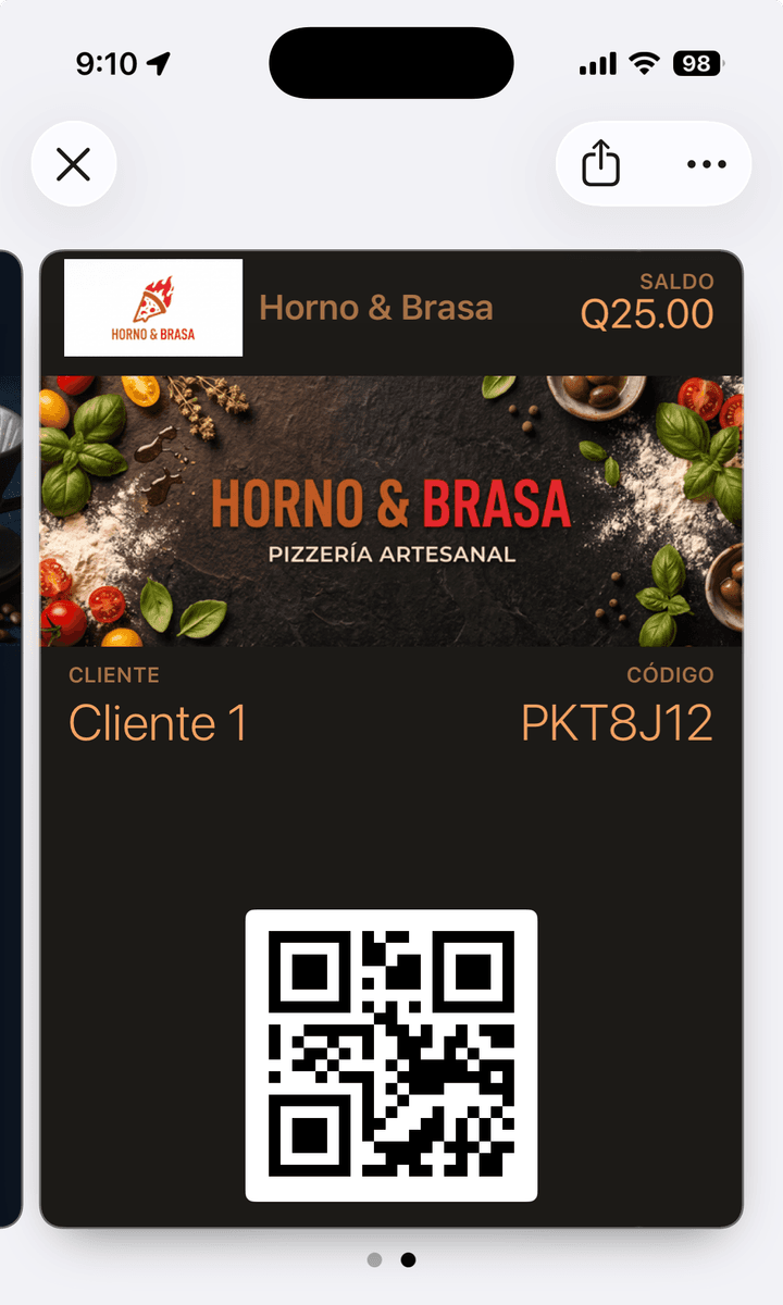 Tarjeta de lealtad de una pizzería guardada en Apple Wallet, con el saldo del cliente, su código y un código QR